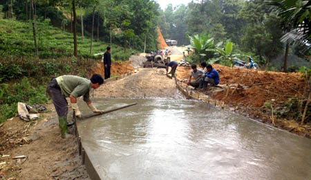 Nhân dân là nguồn lực lao động chính góp phần kiên cố hóa đường giao thông nông thôn ở địa phương.